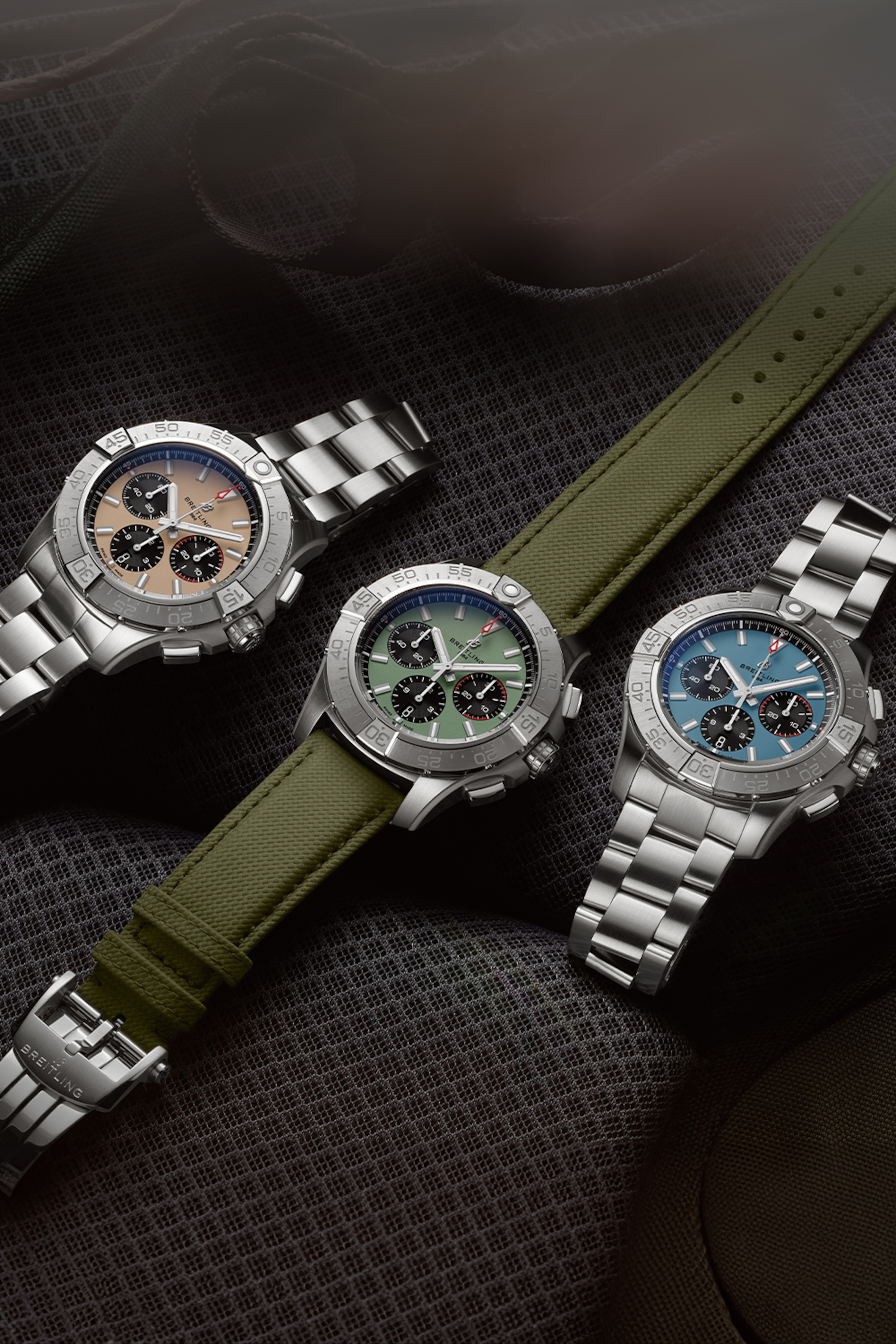 三部配備不同顏色錶盤的 Avengers 坐在黑色座椅上。