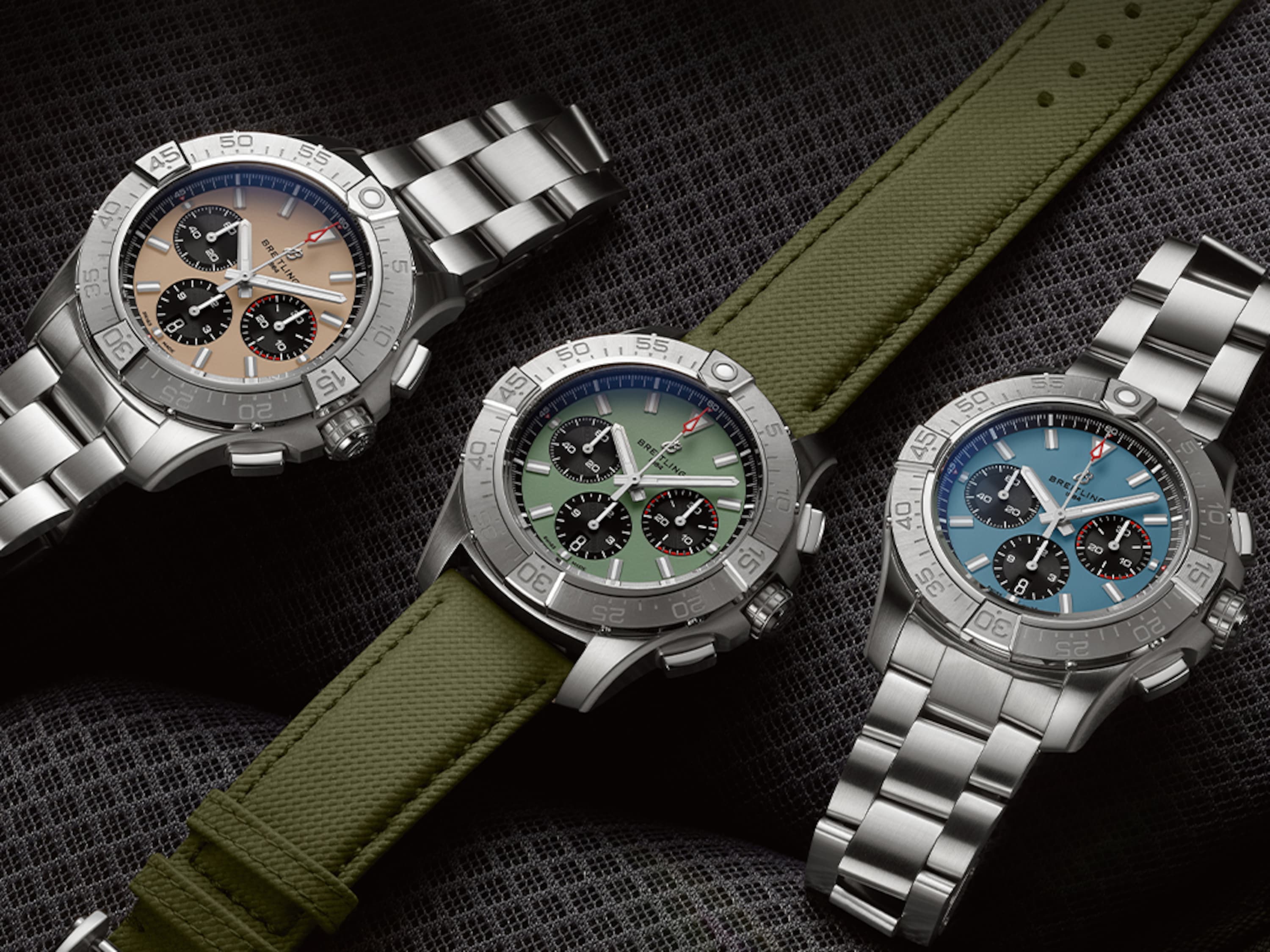 三部配備不同顏色錶盤的 Avengers 坐在黑色座椅上。