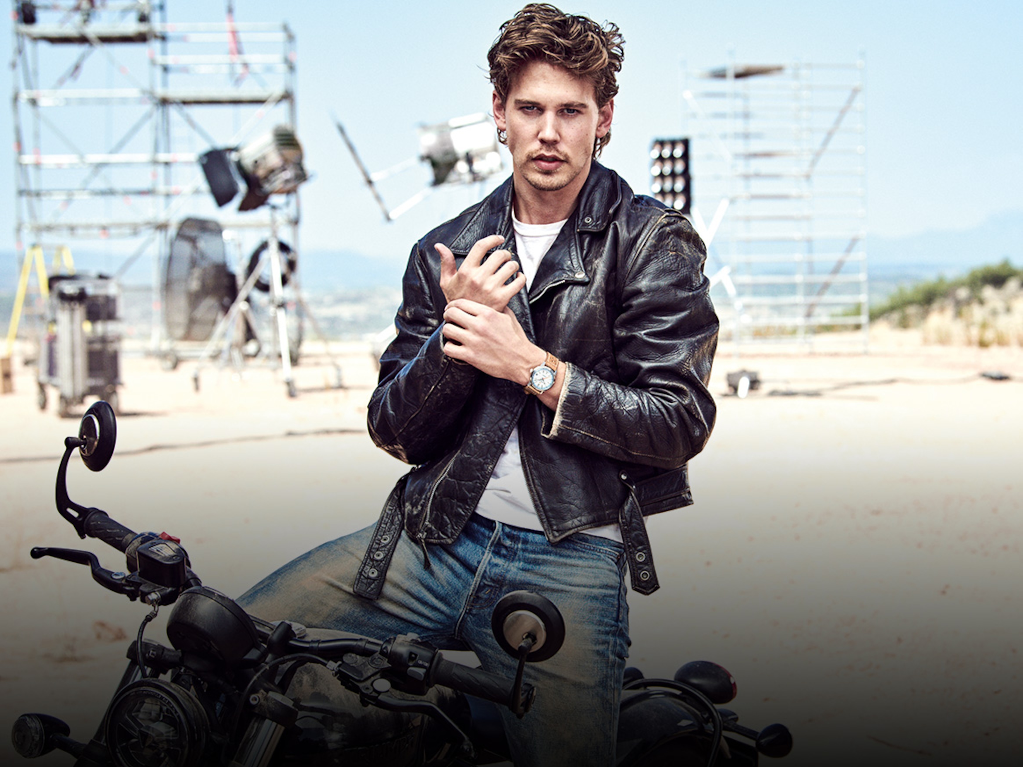 職業足球員 Erling Haaland 在球場內與百年靈腕錶合影。