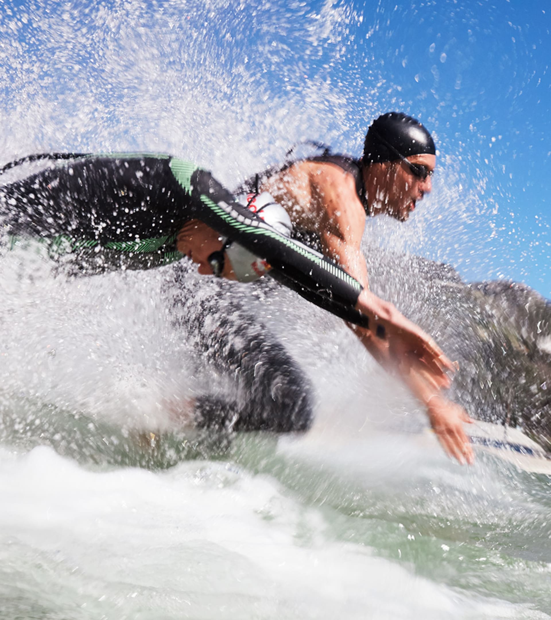 象徵 Breitling 與 Ironman 合作關係的兩位 Ironman 選手跳入水中。