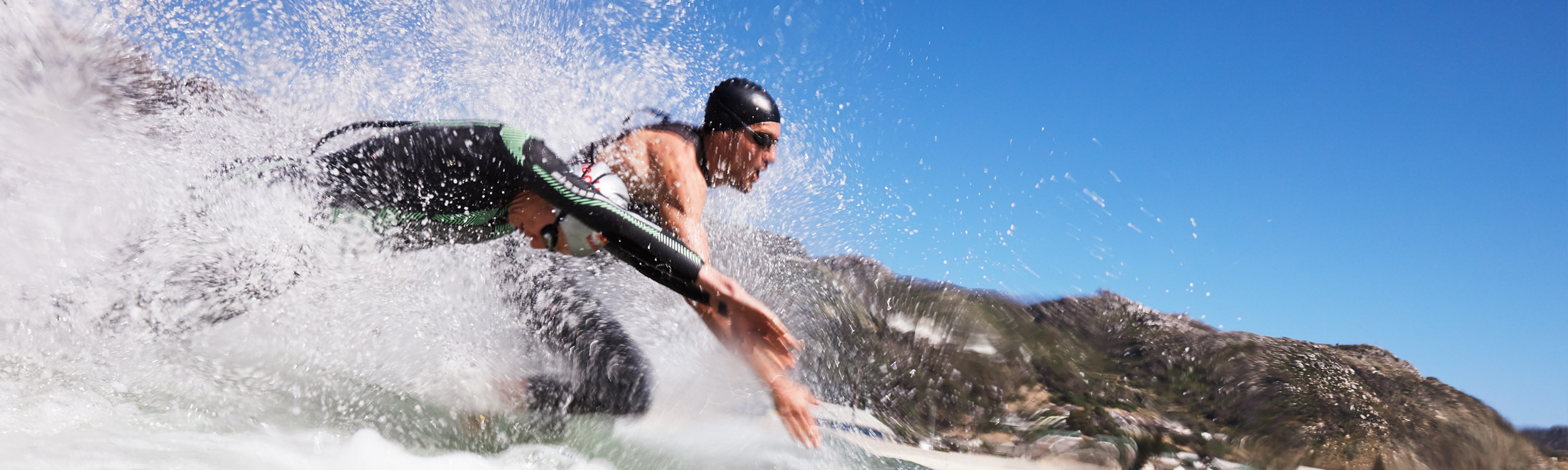 象徵 Breitling 與 Ironman 合作關係的兩位 Ironman 選手跳入水中。