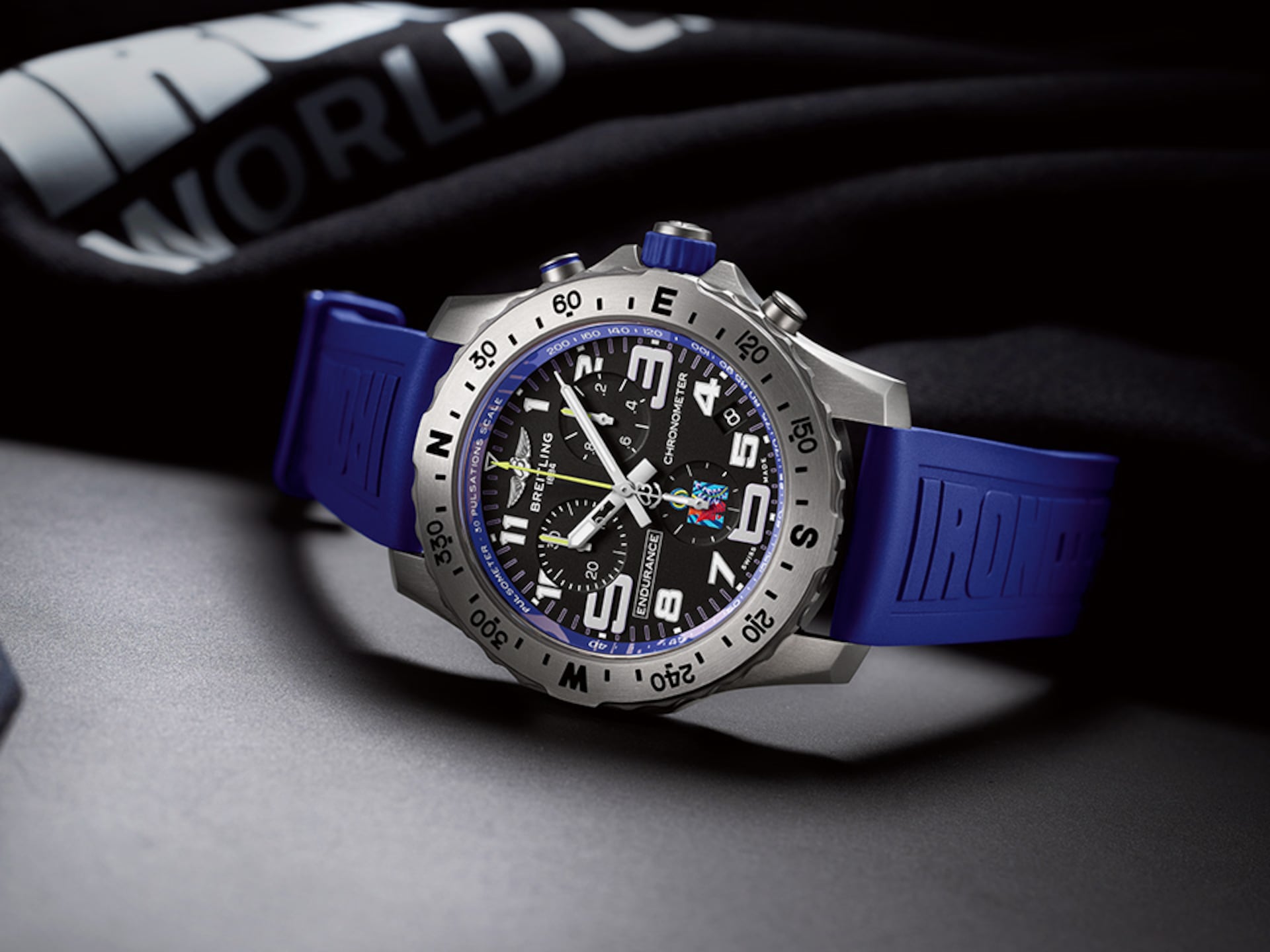 百年靈限量版 Endurance Pro 44 藍色錶帶特寫,專為本季鐵人賽設計