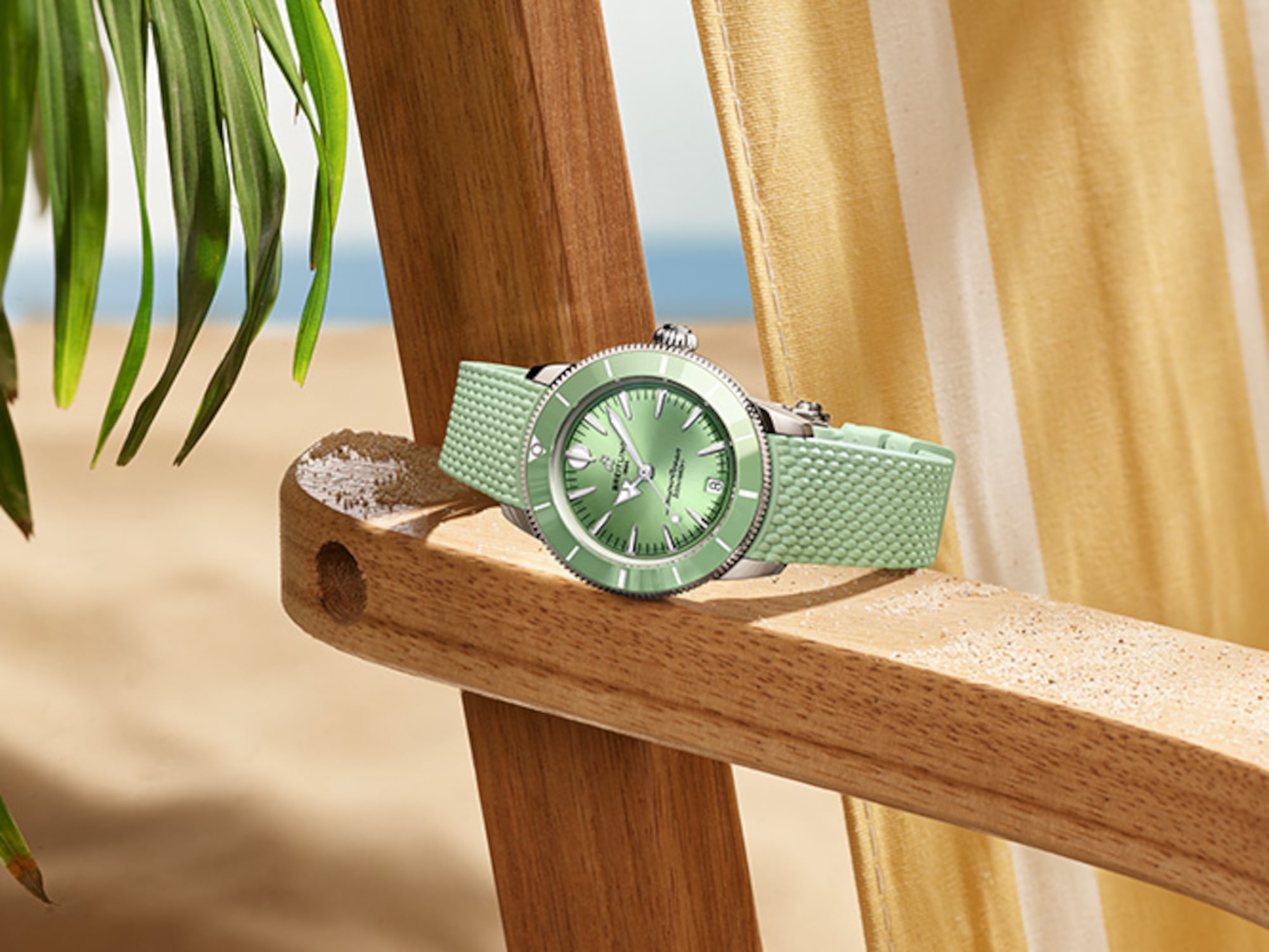 四款不同顏色的 Superocean Heritage 腕錶擺放在棕色布料上。