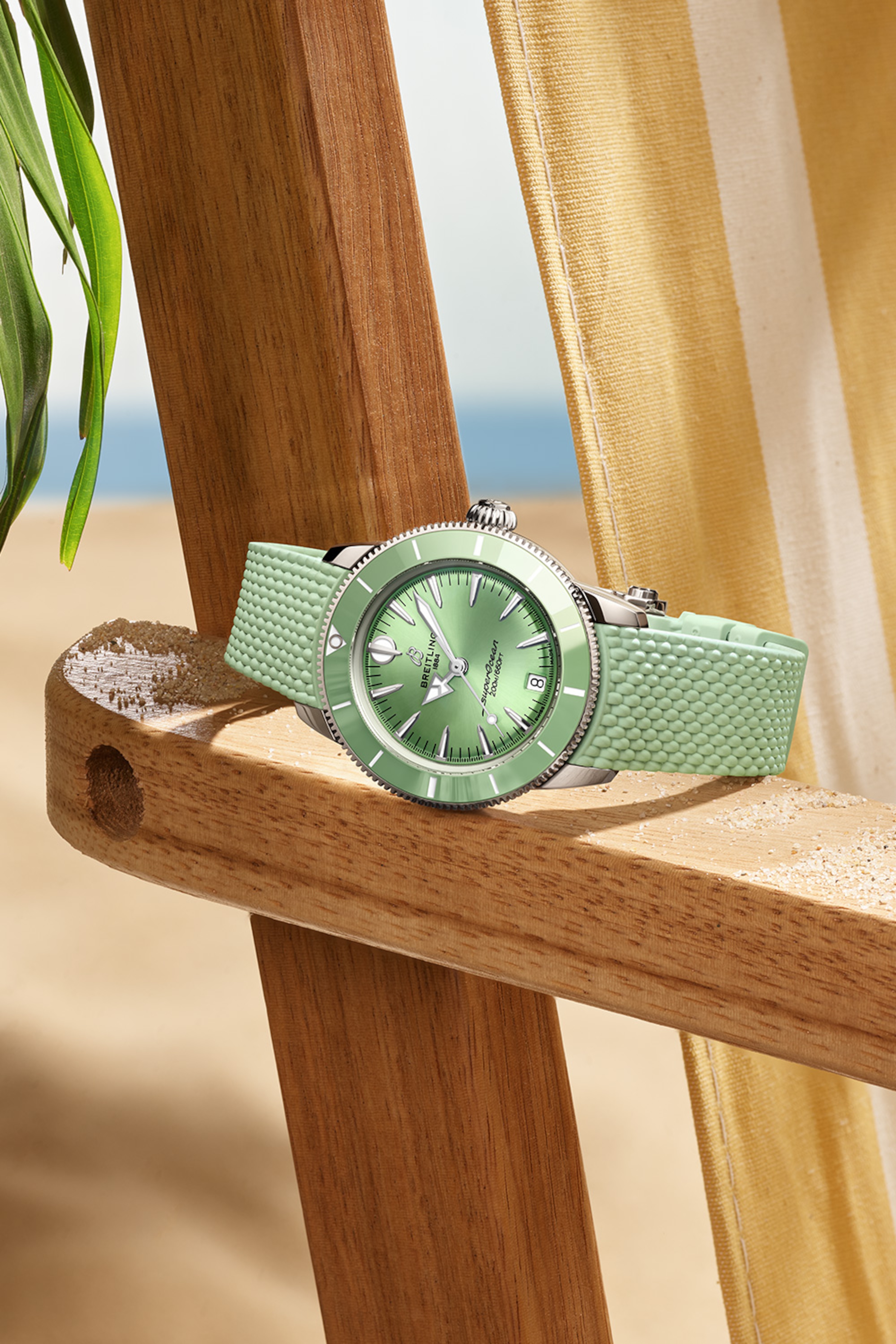 四款不同顏色的 Superocean Heritage 腕錶擺放在棕色布料上。