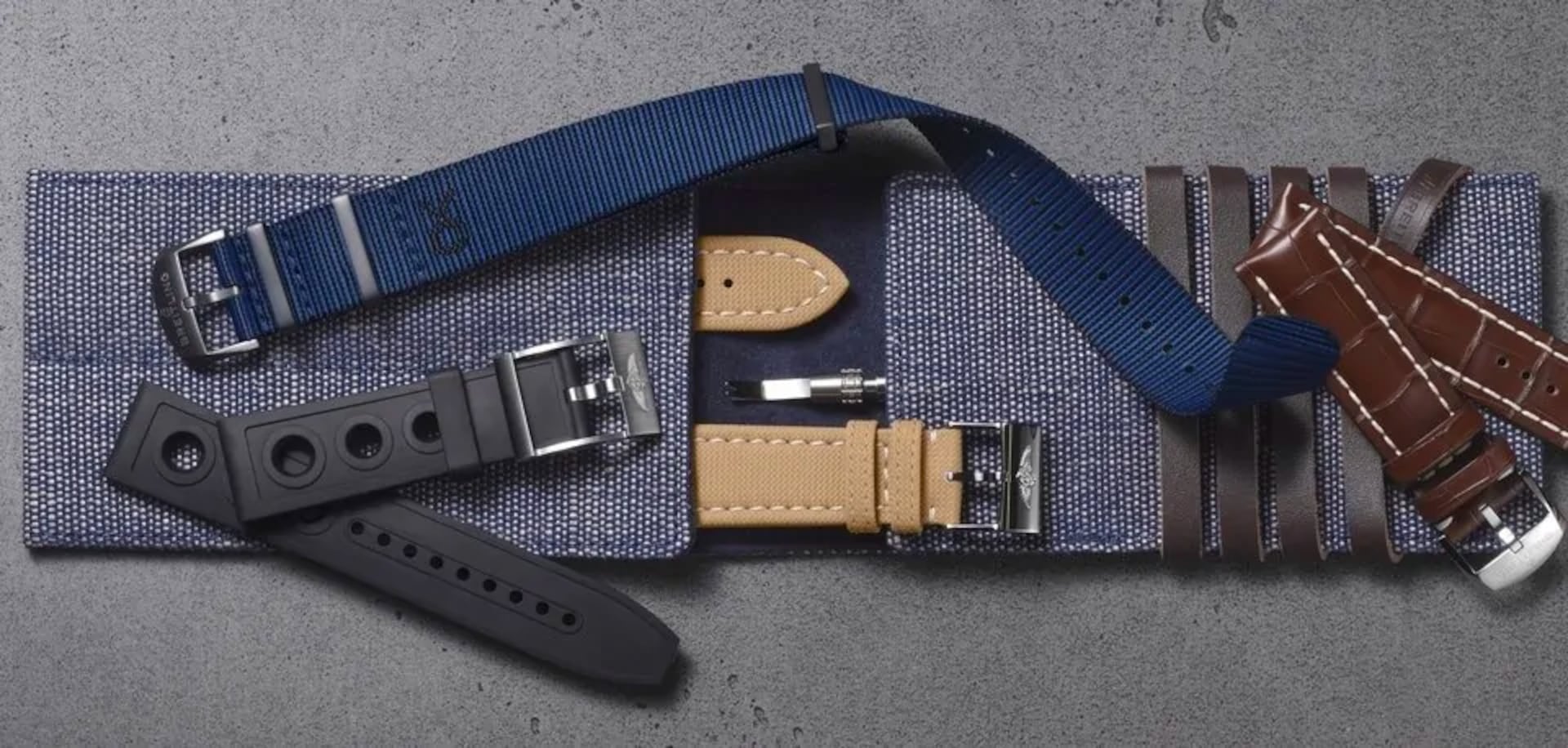 手鏈套裝包含不同的手鏈和更換工具。